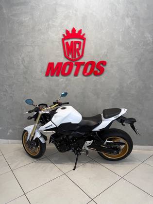 SUZUKI GSR 750 